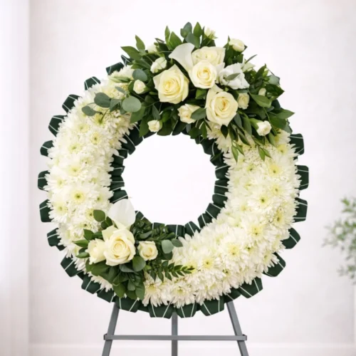 Corona fúnebre grande con flores y rosas para velación en Guatemala.