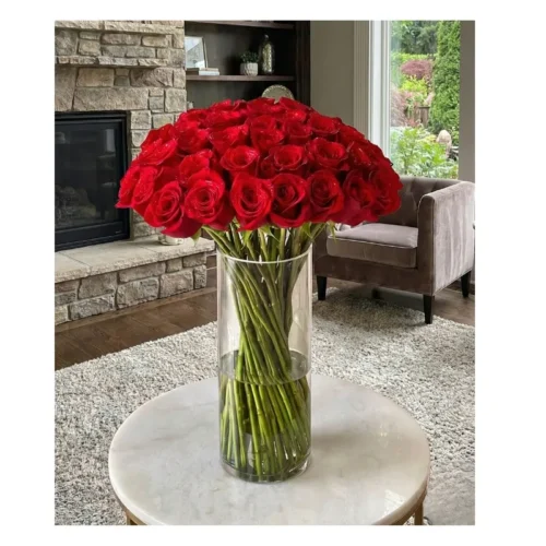 Arreglo floral masivo con abundantes rosas frescas tupido, entrega Guatemala.