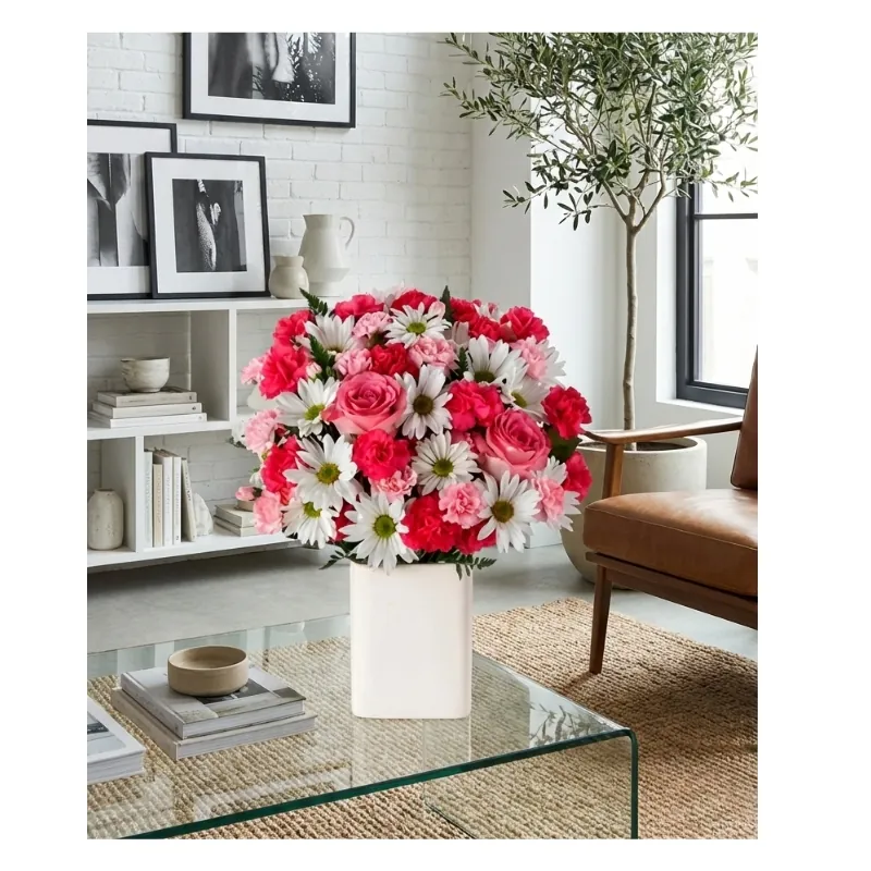 Arreglo floral redondo y tupido con rosas rosadas, claveles fucsia y margaritas blancas, entrega Guatemala.