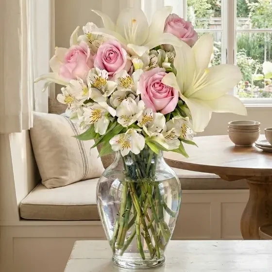 Arreglo floral con rosas rosadas, lirios blancos y alstroemerias blancas, entrega Guatemala.