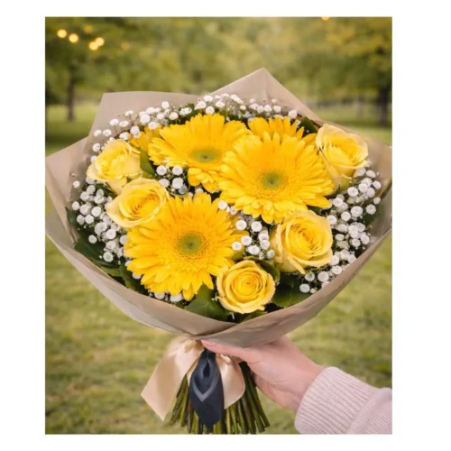 Ramo alegre de gerberas amarillas y rosas amarillas.