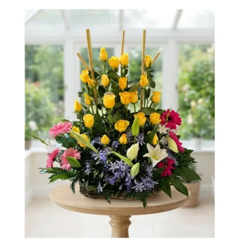 Diseño floral vertical con rosas amarillas y lirios. Regalo lleno de luz y energía para enviar en Guatemala - Cielo Floral