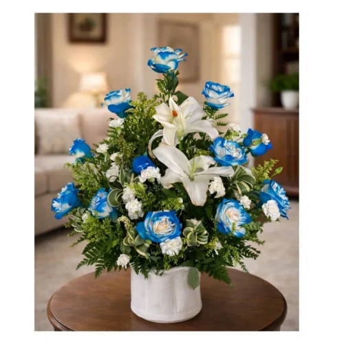 Diseño único con rosas azules tinturadas y lirios blancos. Un regalo exótico y diferente en Guatemala.