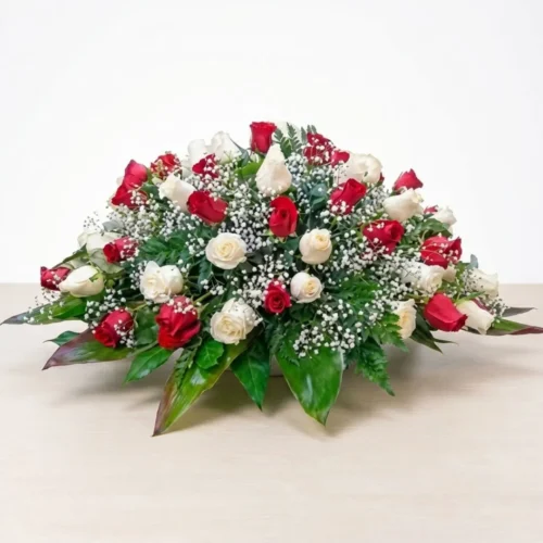 Arreglo fúnebre floral de rosas rojas y blancas para velación.