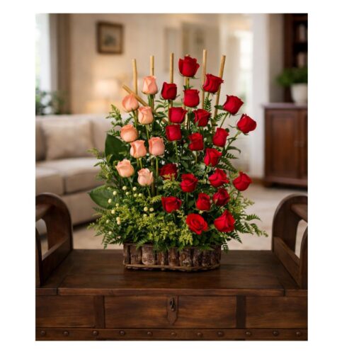 Diseño floral contemporáneo con rosas rojas, tonos salmón y varas de bambú decorativas.