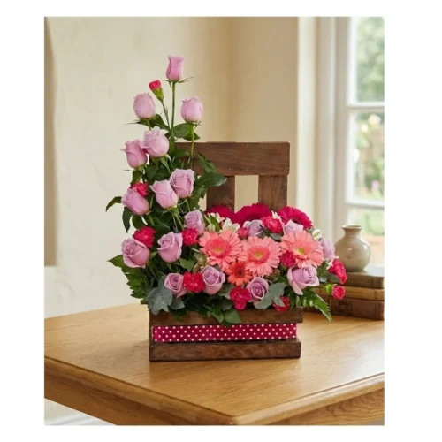 Arreglo floral premium con rosas rosadas y gerberas en caja de madera artesanal. Diseño exclusivo para Día del Cariño en Guatemala - Cielo Floral.
