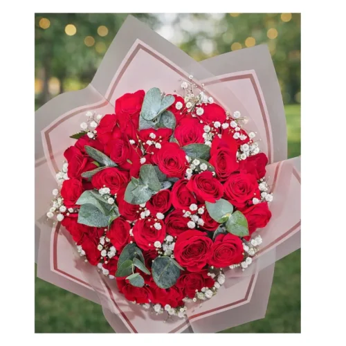 Bouquet clásico de rosas rojas con follaje de eucalipto.