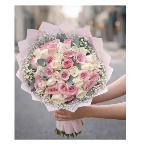Ramo de mano con rosas rosadas y blancas. Regalo tierno y romántico en Guatemala.