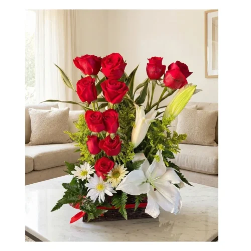 Clásico romántico de rosas rojas premium y lirios blancos aromáticos. El regalo perfecto para San Valentín en Guatemala.