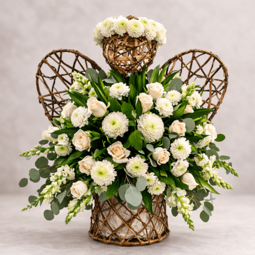 arreglo funerario en forma de ángel con rosas blancas y flores blancas
