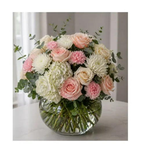 Arreglo Floral Brisa Pastel con hortensia blanca, rosas, crisantemos y claveles en florero redondo para regalo elegante en Guatemala.