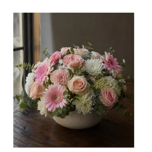 Arreglo Floral Delicadeza Rosada con rosas, gerberas, claveles y crisantemos en tonos rosados y blancos para regalar en Guatemala.