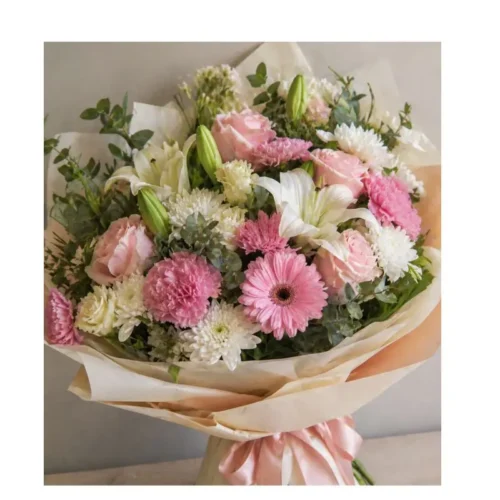 Bouquet Encanto de Mamá con lirios blancos, rosas rosadas, claveles, crisantemos y follaje para Día de la Madre en Guatemala.