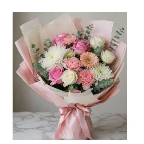 Ramo Floral Ternura Pastel con rosas rosadas, rosas blancas, gerbera, claveles y crisantemos en envoltura premium para regalo en Guatemala.
