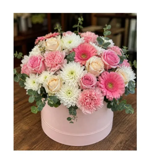 Caja Dulce Ilusión en box rosado con rosas, gerberas, claveles, crisantemos y eucalipto para regalo a domicilio en Guatemala.