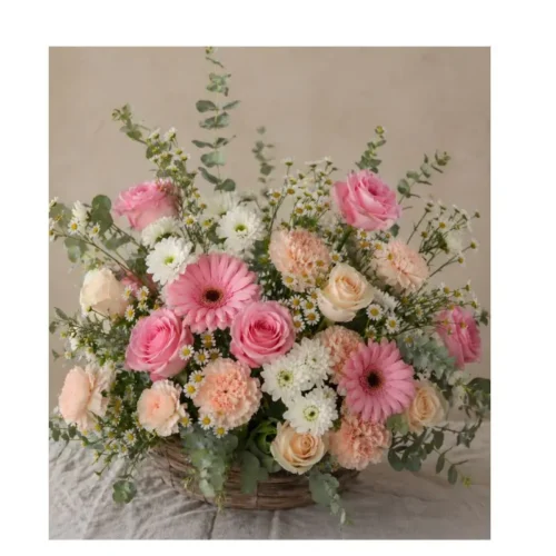 Canasta Aura Floral con rosas, gerberas, claveles, crisantemos, manzanilla y eucalipto en tonos suaves para regalar en Guatemala.