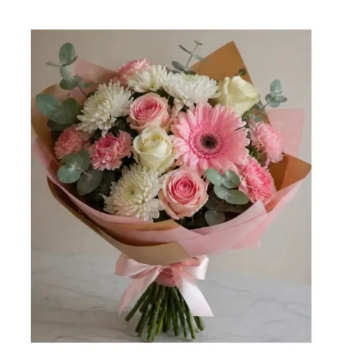 Ramo Floral Encanto Rosado con rosas rosadas, rosas blancas, gerbera, claveles y crisantemos para regalar en Guatemala.