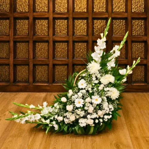 Arreglo fúnebre media luna con flores blancas y gladiolas en Guatemala