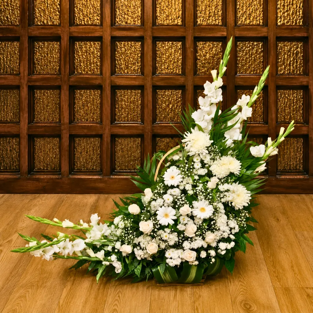 Arreglo fúnebre media luna con flores blancas y gladiolas en Guatemala